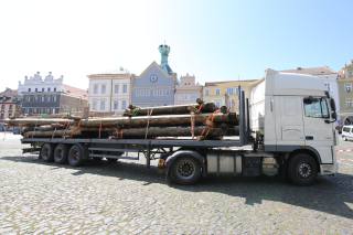 Kamión se dřevem na náměstí v Litoměřicích
