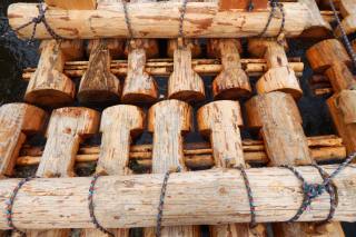 Svázané vory na vodě