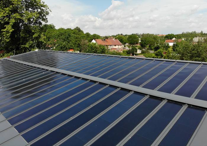 Stavební systémy Lindab a systémem Lindab SolarRoof na střeše pobočky v Kladně