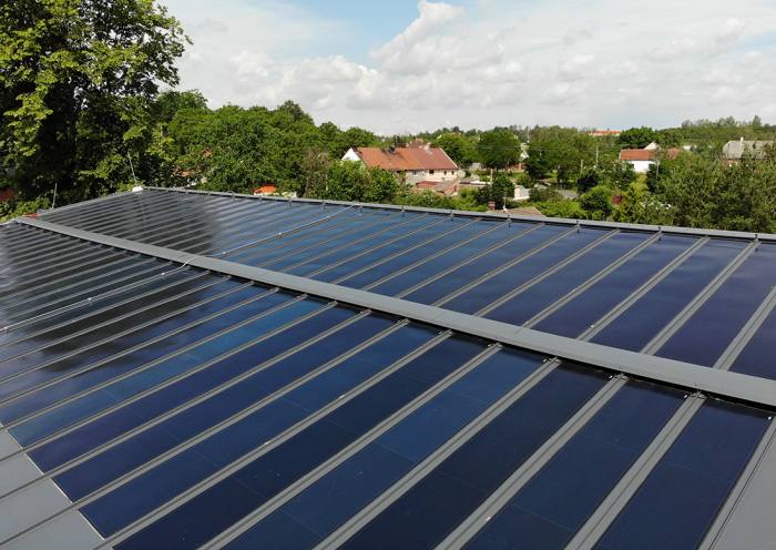 Stavební systémy Lindab a systémem Lindab SolarRoof na střeše pobočky v Kladně