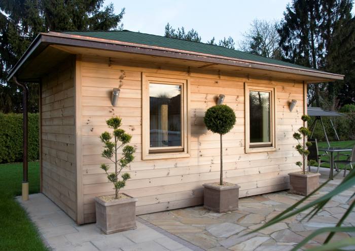 dřevěný zahradni domek s terasou s okny jak postavit