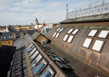 Střecha muzea v Českých Budějovicích se střešními okny Roto