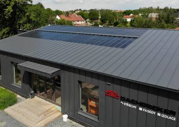Showroom společnosti Dachdecker ve Vinařicích se stavebními systémy Lindab a systémem Lindab SolarRoof