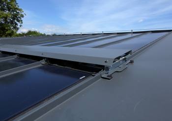 Detail systému Lindab SolarRoof na střeše pobočky v Kladně