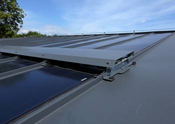 Detail systému Lindab SolarRoof na střeše pobočky v Kladně