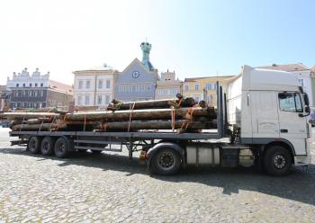 Kamión se dřevem na náměstí v Litoměřicích