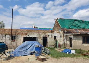Dům v obci Stebno před opravou