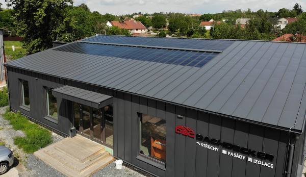 Showroom společnosti Dachdecker ve Vinařicích se stavebními systémy Lindab a systémem Lindab SolarRoof