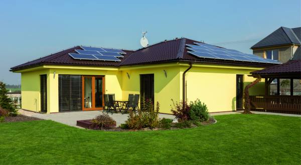 Ukázka montáže střechy Satjam se solárním systémem.