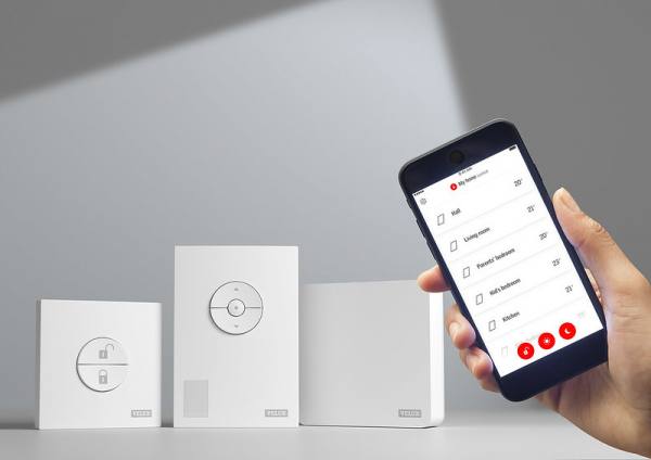 Aplikace Velux Netatmo a ovládací tlačítka.