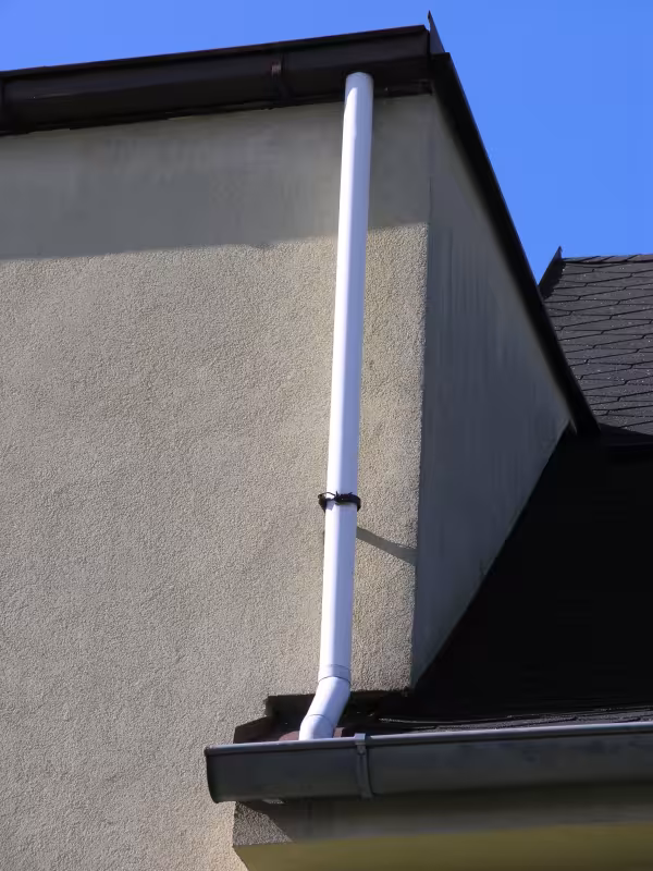 Napojení kulatého svodu na hranatý žlab.