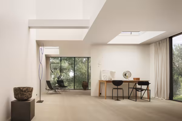 Velux světlík s plochým sklem v interiéru