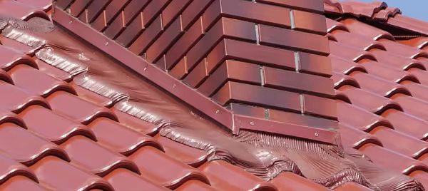 Detail aplikace Onduline Flashing band u komínu